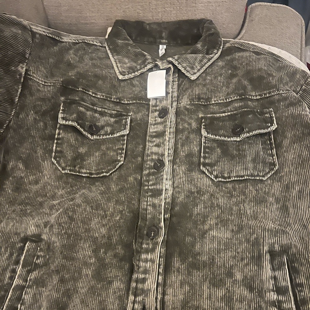 Woman’s plus size 1x distressed corduroy distressed
Corduroy shirt jacket